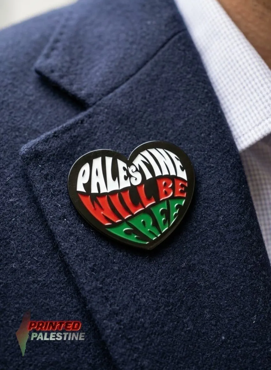 Kledingspeld Palestine Will Be Free op deftig jasje